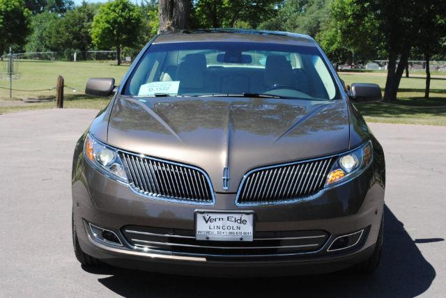 2015 Lincoln MKS exterior