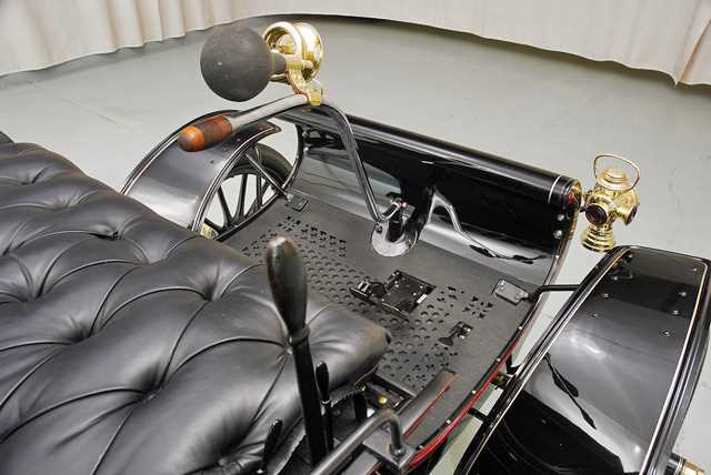1905-oldsmobile-tiller-640 1905 Oldsmobile with tiller instead of steering wheel