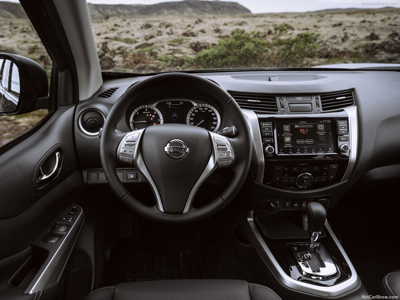 2020 Nissan Navara interior