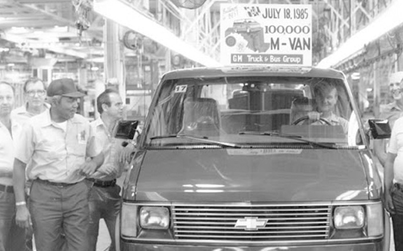 GM workers escorting the 100,000 M-Van produced - gmbsrc.org