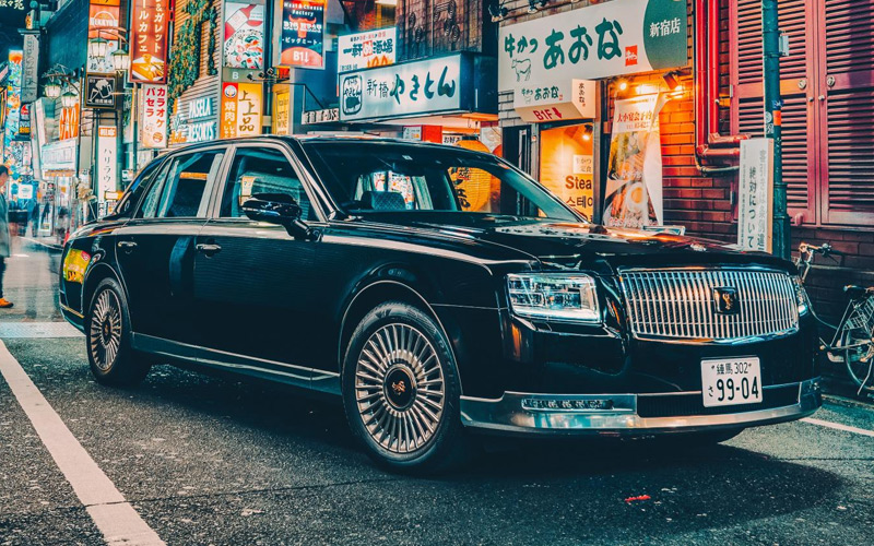 Toyota Century on the streets of Japan - markriccioni.co.uk