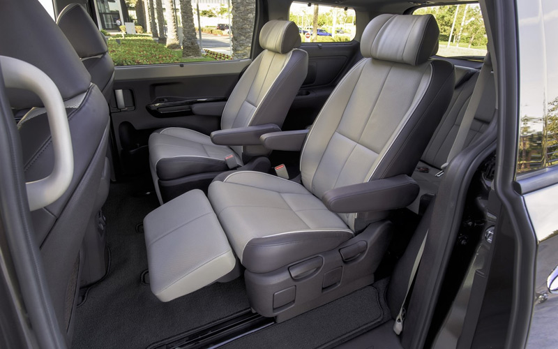 2016 Kia Sedona 2nd row leg rest - kiamedia.com