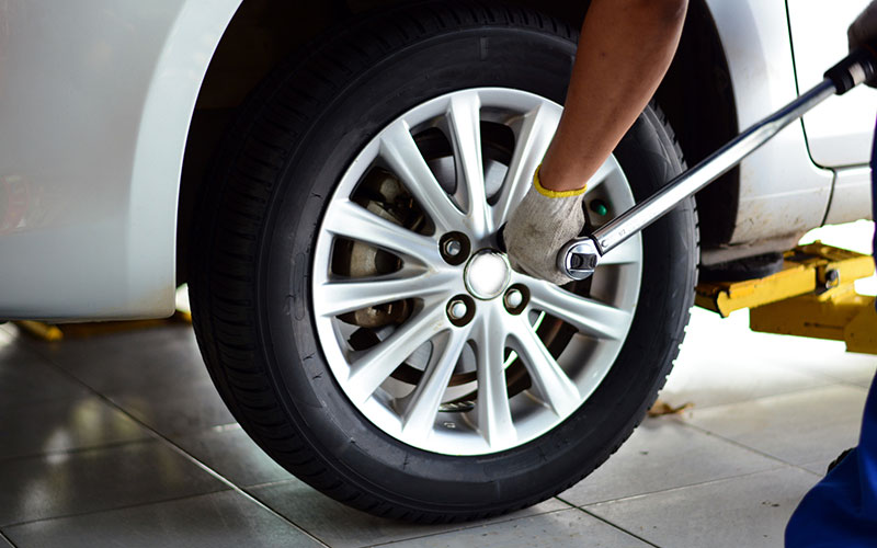 Removing lug nuts from tire