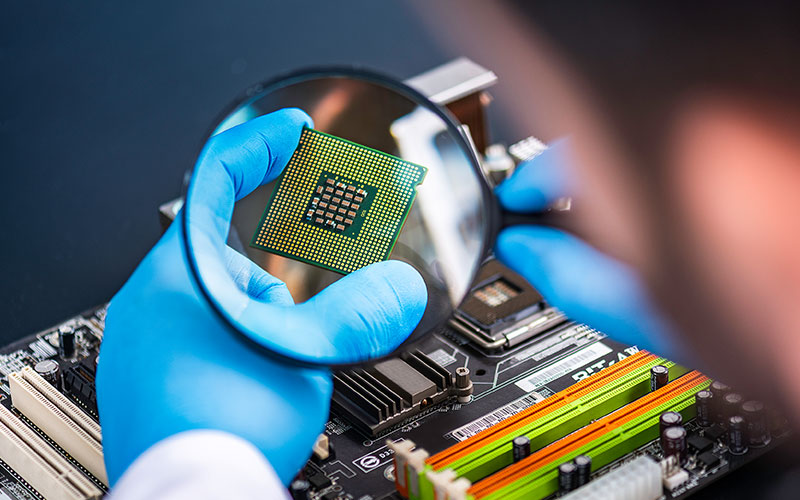 Inspection of a microchip Inspection of a microchip