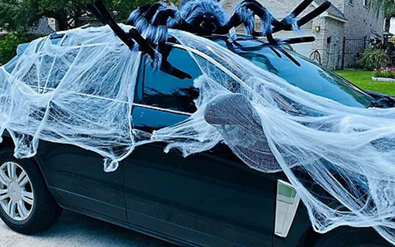 Car decorated with cobwebs - partycity.com
