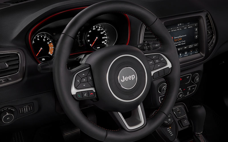 2020 Jeep Compass leather steering wheel - media.stellantisnorthamerica.com