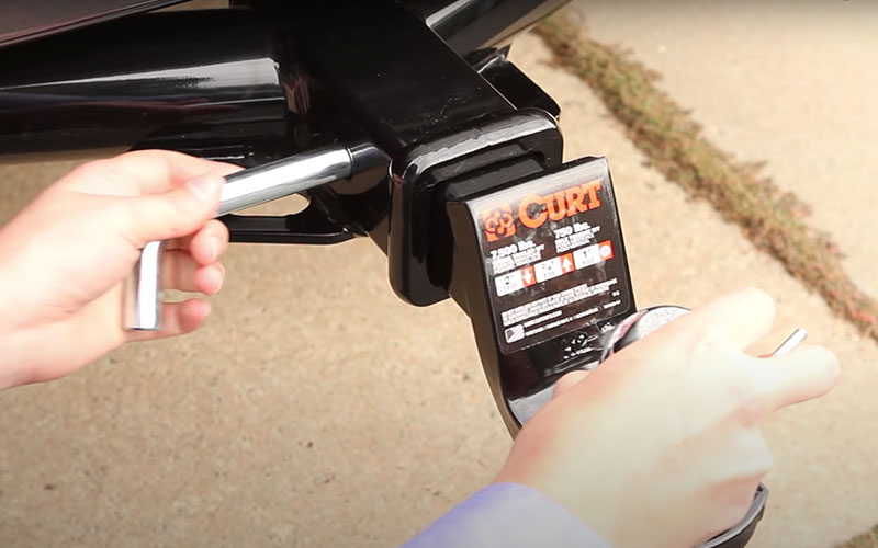 Installing a hitch pin - CURT on youtube.com