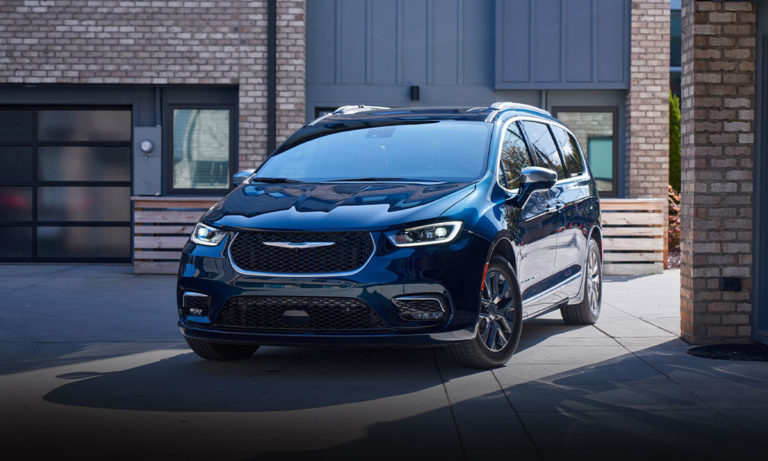 2022 Chrysler Pacifica: Hybrid Hauler