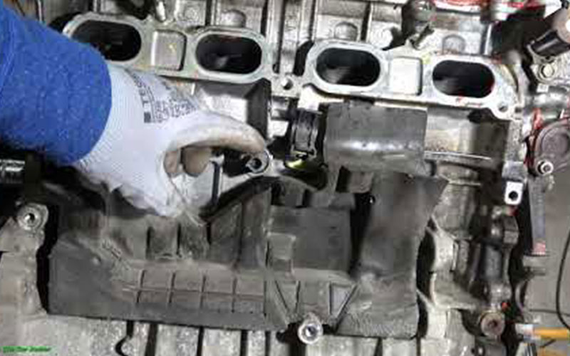 Engine knock sensor - Peter Finn the Car Doctor on youtube.com