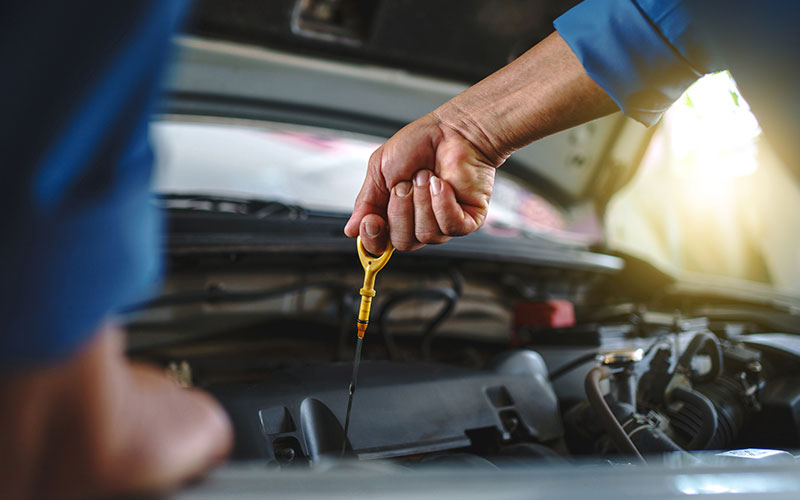Checking engine oil level