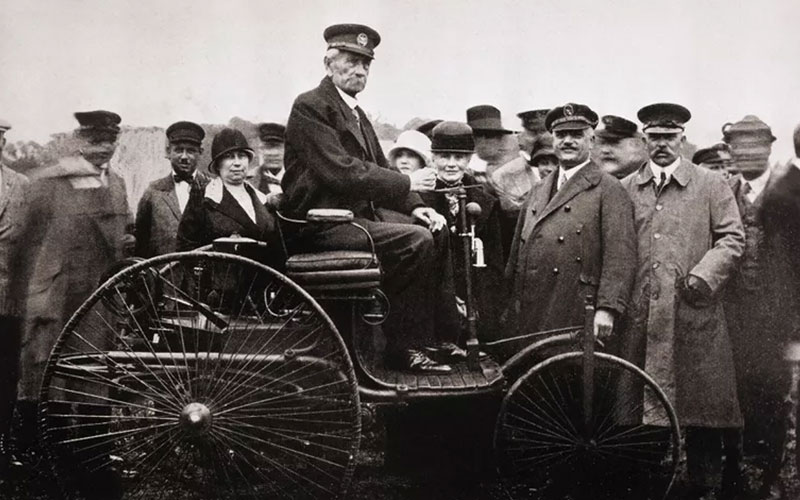 Karl Benz on his Motorwagen - thoughtco.com