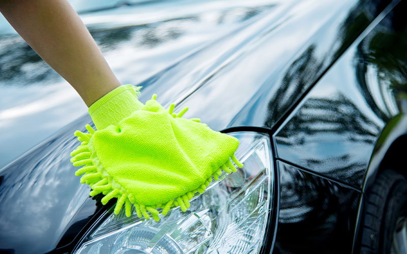 Cleaning a car with microfiber cloth