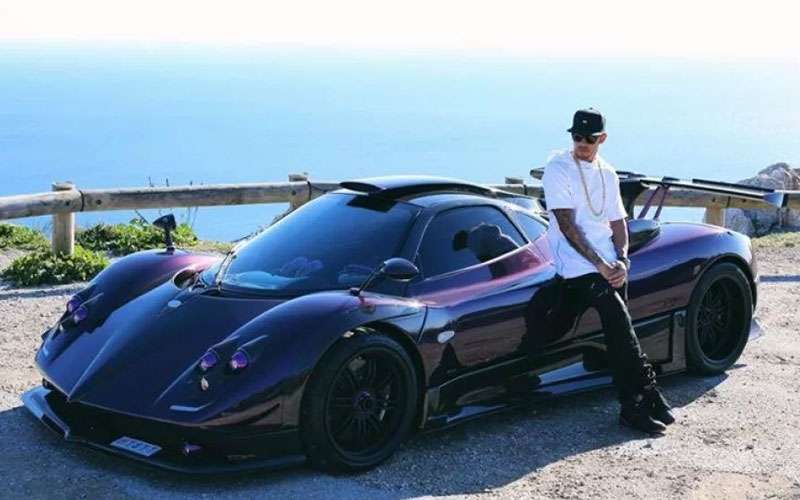 Lewis Hamilton with his Pagani Zonda 760 LH - racingnews365.com