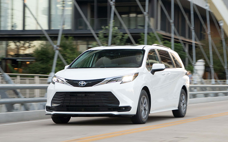 2023 Toyota Sienna LE - pressroom.toyota.com