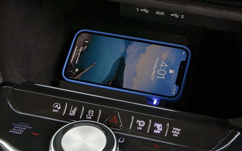 2023 Jeep Wagoneer Wireless Charghing Pad - jeep.com