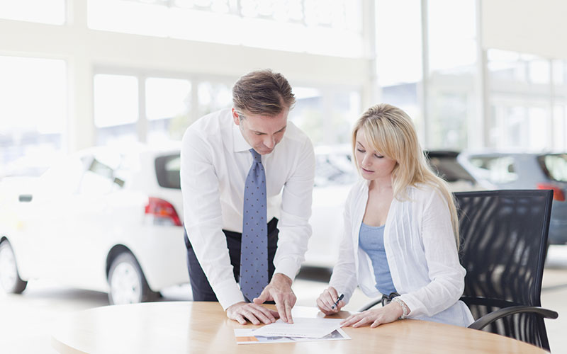 Discussing car options with a client