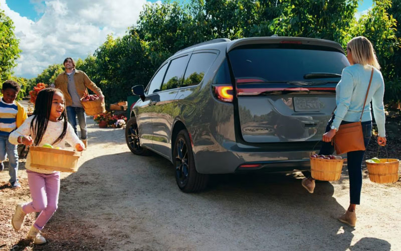 2023 Chrysler Pacifica Hands-Free Liftgate - chrysler.com