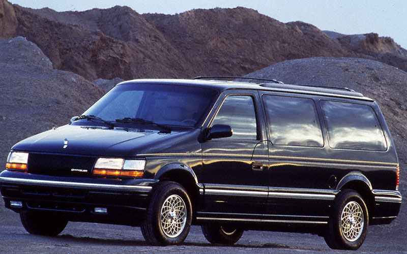 1995 Chrysler Town & Country - media.stellantisnorthamerica.com
