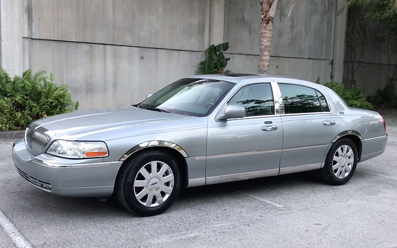 2006 Lincoln Town Car 25th Anniversary Edition - Ugifinite on youtube.com