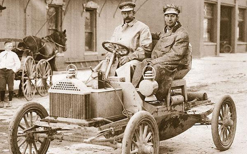 Walter Marr and Tom Buick (David Buick's son) on a prototype 1904 Buick Model B