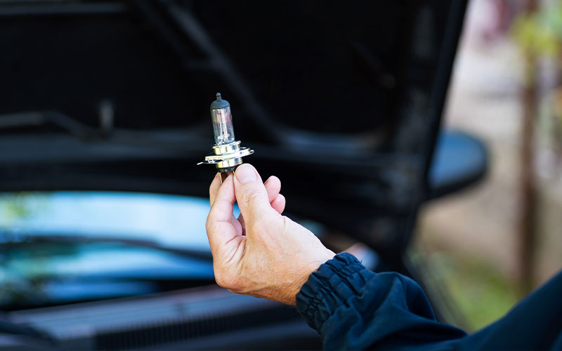 Replacing headlight bulb Replacing headlight bulb