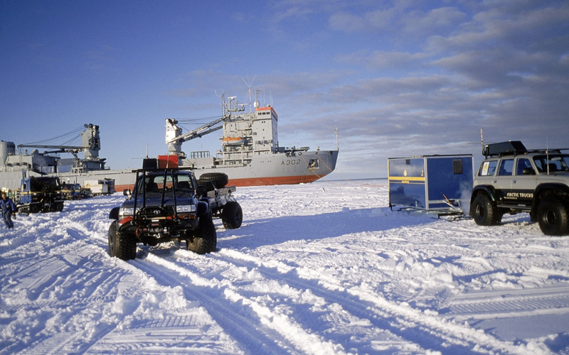 Arctic Trucks vehicles driving in Antarctica - arctictrucks.com Arctic Trucks vehicles driving in Antarctica - arctictrucks.com