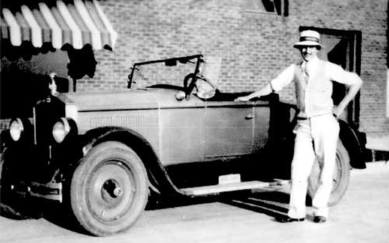 Walt Disney and his Moon Series A Roadster - mooncars.wordpress.com