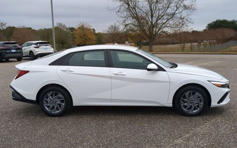 2024 Hyundai Elantra SEL- carsforsale.com
