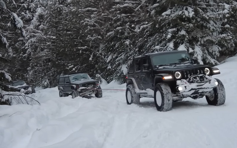 Jeep Wrangler towing a Jeep Cherokee - XPLOR OFF-ROAD