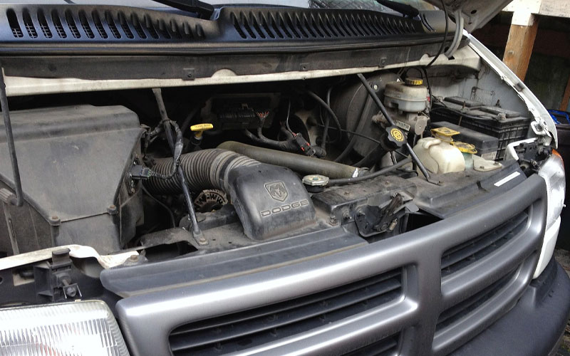 Ram van (1998-2003) engine bay - Guroadrunner on wikimedia.org