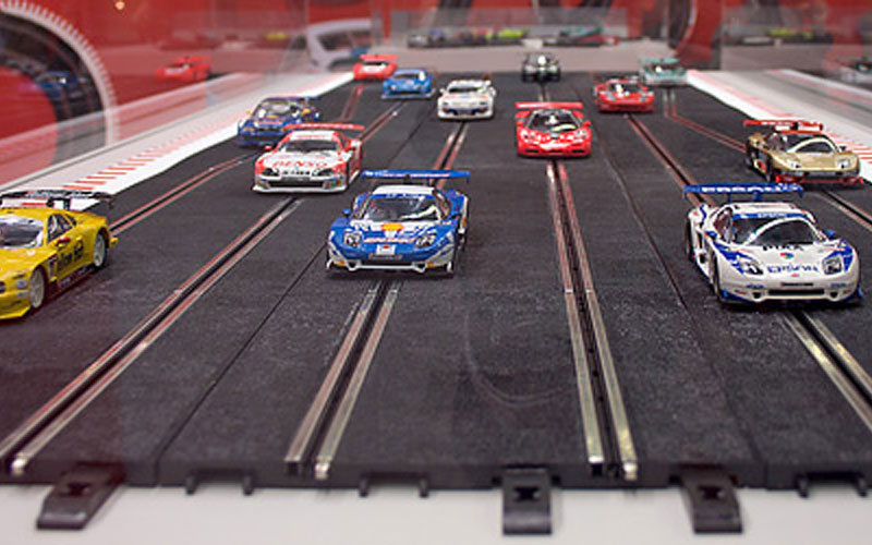 Slot cars and track - Thomas Mielke on wikimedia.org