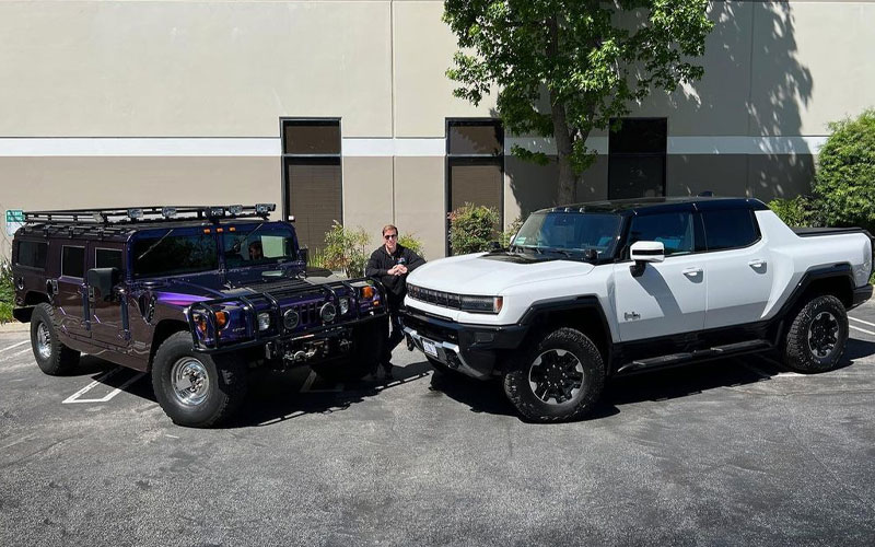 1999 H1 Hummer and 2022 GMC Hummer EV - @jeffdunham on Instagram 1999 H1 Hummer and 2022 GMC Hummer EV - @jeffdunham on Instagram
