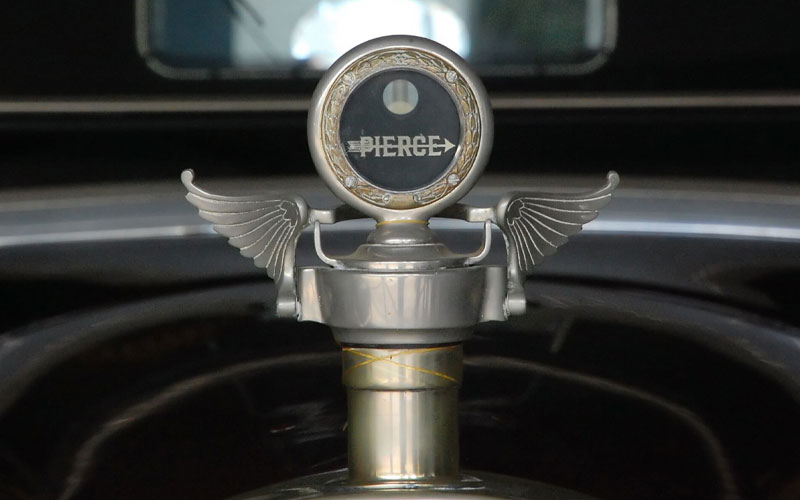 Pierce-Arrow Hood Ornament - Fletcher6 on wikimedia.org