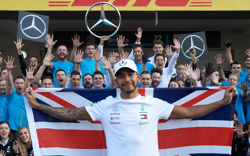 Sir Lewis Hamilton with fans - mercedesamgf1.com Sir Lewis Hamilton with fans - mercedesamgf1.com