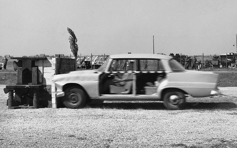 Mercedes-Benz crash test - mbusa.com Mercedes-Benz crash test - mbusa.com