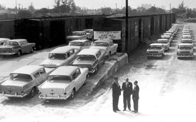 Train unloading 1958 Ramblers - en.wikipedia.org