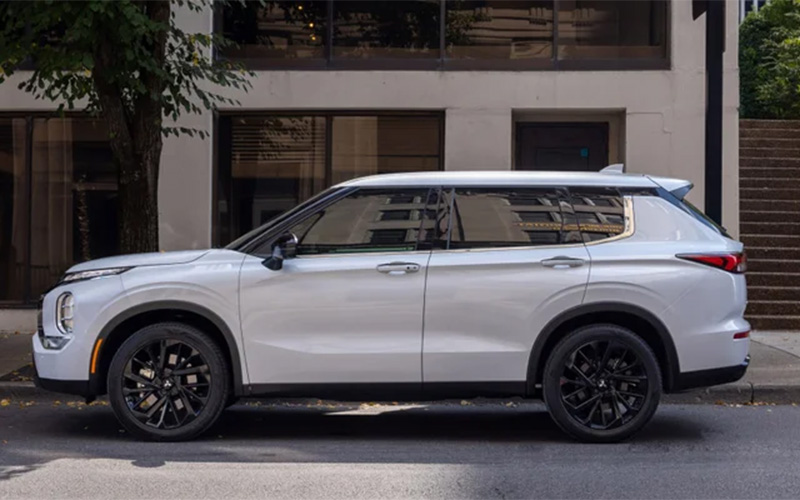 2024 Mitsubishi Outlander Side Exterior - mitsubishicars.com