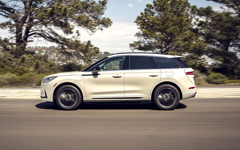 2025 Lincoln Corsair Side Exterior - lincoln.com