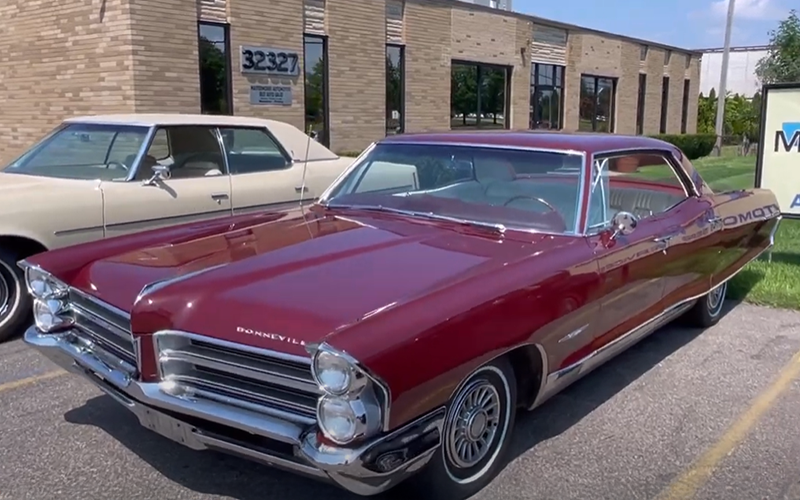 1965 Pontiac Bonneville - @RareClassicCars&AutomotiveHistory on youtube.com