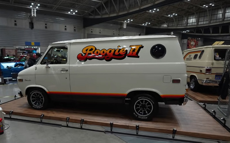 American Style Vanning at Japanese car show - OnlyDino on Youtube