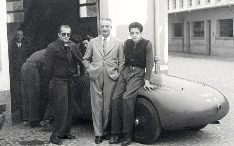 Enzo (center), Dino (right) and Nando (left, sunglasses) with Ferrari 125 S in 1947