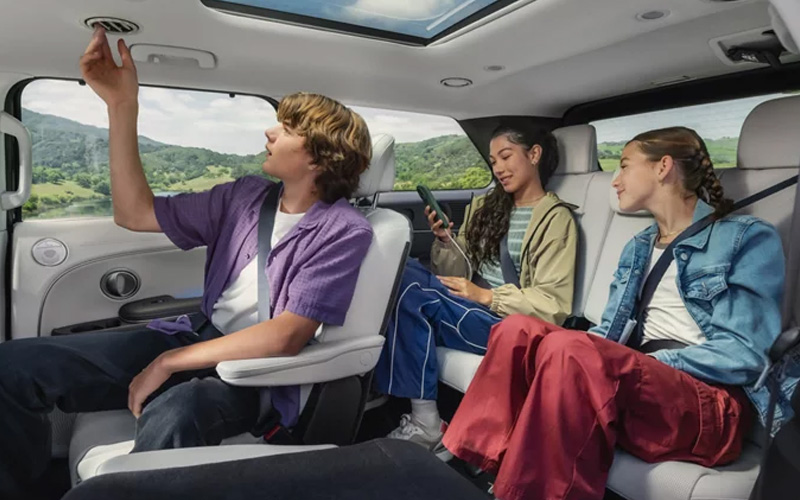 2026 Hyundai Palisade Interior Teenagers sitting inside of a 2026 Hyundai Palisade