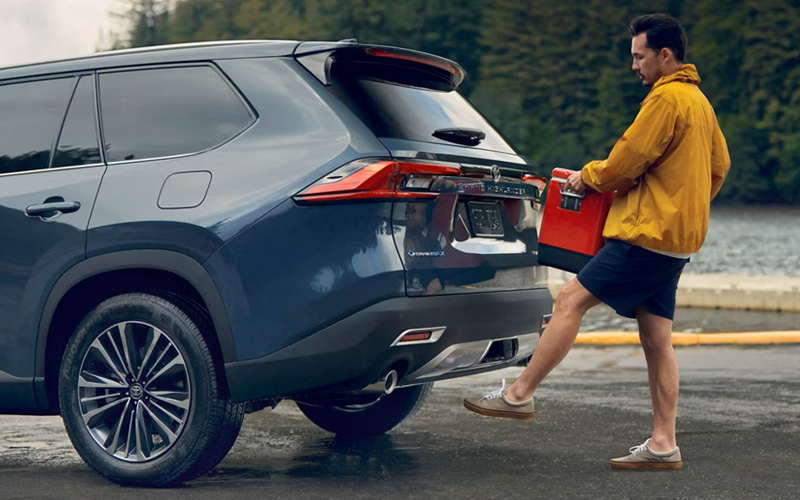A man uses the power liftgate on a 2026 Toyota Grand Highlander