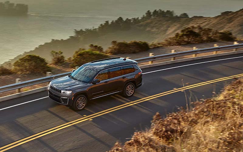 2026_Jeep_Grand_Cherokee Driving
